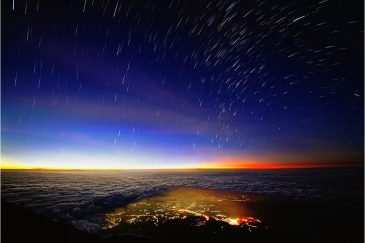 Облака и звездные дорожки со склона вулкана Лаву