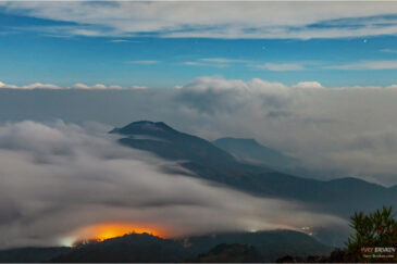 Вечерние облака у подножия вулкана Лаву, остров Ява