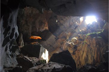 Лежащий Будда в пещере Там Пу Кам возле Ванвьенга
