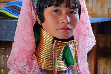 Женщина народности падаунг (карен)