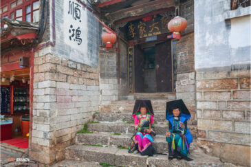 Женщины народности И в городе Лицзян, провинция Юньнань