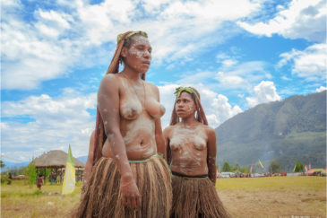Девушки из племени Дани