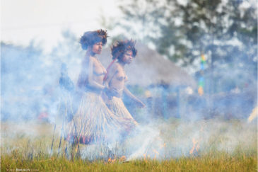 Девушки из племени Дани на фестивале папуасских культур