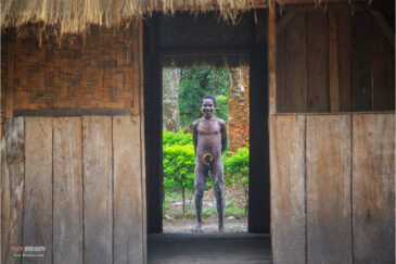 Папуас из деревни Сампайна в долине Балием. Остров Новая Гвинея