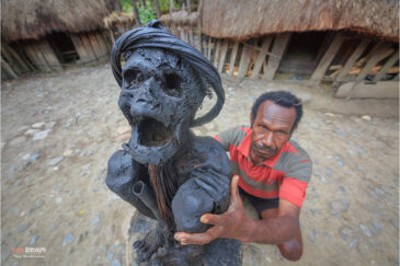 Папуас с мумией предка - вождя. Долина Балием