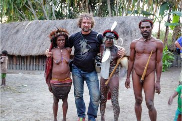 С известным вождем Яли в деревне Сампайна провинции Папуа