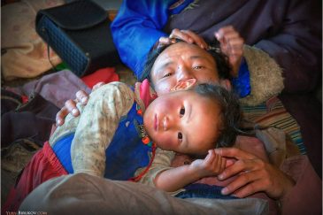 Тибетская семья, живущая у высокогорного озера Манасаровар