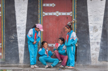 Тибетские пионеры на улице поселка Лхадзе
