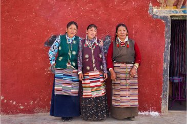 Тибетские женщины в национальной одежде (поселок Дарчен у подножия горы Кайлас)