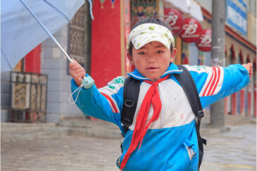 Тибетский пионер на улице города Шигадзе