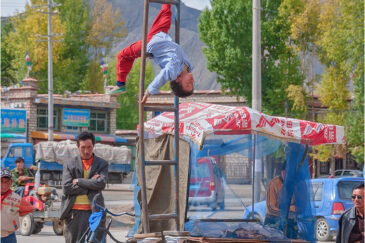 Уличный цирк на окраине Лхасы