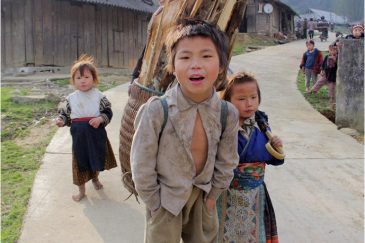 Детишки в деревне народности Красные Зяо