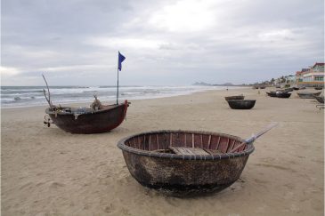 Круглые лодки рыбаков на пляже Дананга