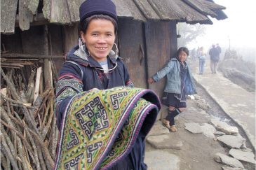 Купи сувенир... Деревня народности Черные Хмонги