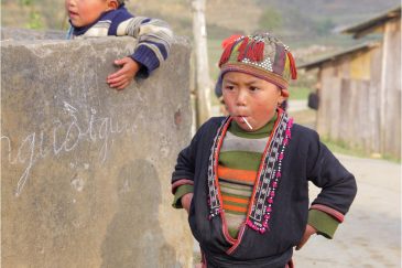 Мальчик народности Красные Зяо в горах Северного Вьетнама