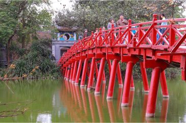 Мост к храму Нгок Сон на острове в центре Ханоя