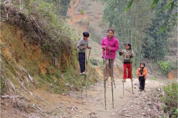 Наперегонки на ходулях в горной деревушке Северного Вьетнама