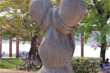 Современная скульптура в парке города Хюэ