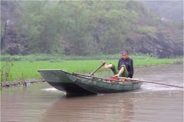 Вьетнамцы гребут ногами. Плавание по реке Нго Донг в окрестностях Нин Бина