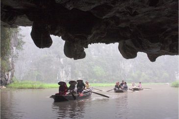 Водная прогулка по пещерам Там Кок на реке Нго Донг