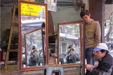 Автопортрет в зеркалах Ханоя