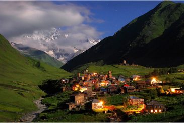 Деревня Ушгули в Верхней Сванетии и гора Шхара (Кавказ)
