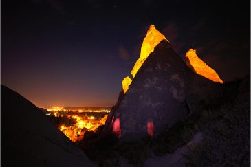 Храмы в скалах и город Гореме ночью