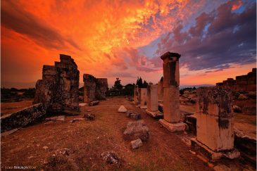 Руины Иераполя (Памуккале) в красках заката