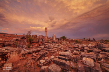 Руины древнего Иераполя (Памуккале) на закате