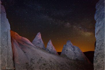 Скалы Каппадокии и звездное небо
