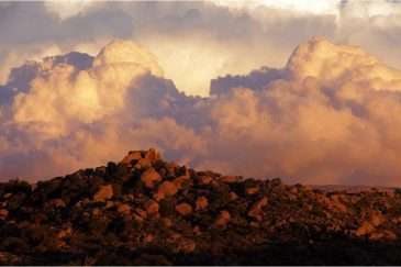 Драматические облака на закате в горах Сьерра де Кордоба. Аргентина
