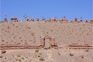 Старое кладбище в пустыне северной Аргентины