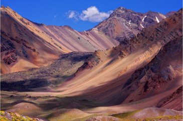 Цветные горы по пути к вершине Аконкагуа в Андах. Аргентина