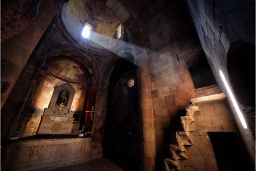 Свет в старинном монастыре Нораванк. Армения
