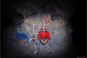 Шахтер на серебряных рудниках в Потоси. Боливия