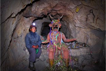 Шахтеры на серебряных рудниках в Потоси поклоняются Тио - хозяину подземелий. Боливия