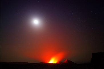 Луна над вулканом Эрта Але в пустыне Афар