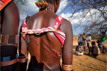 Свежие шрамы на спинах девушек хамер, считающиеся признаком красоты