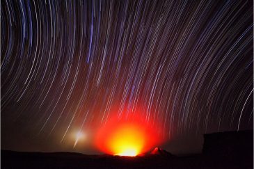 Звездные дорожки и восход Луны над вулканом Эрта Але