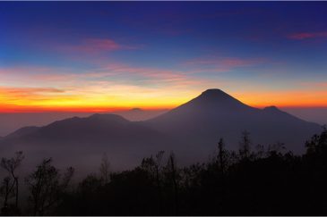 Вулкан Сундоро на рассвете. Остров Ява, плато Дьенг