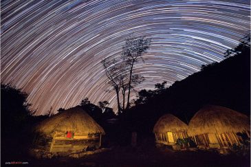 Звезды и домики в деревне среди гор долины Балием