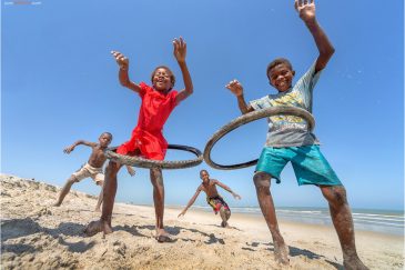 Детишки на пляже Морондовы. Западный Мадагаскар