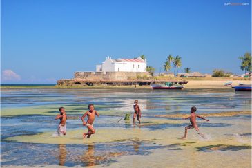 Детские игры на пляже острова Мозамбик