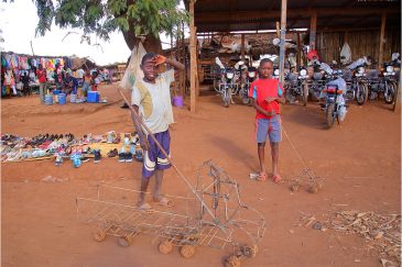 Самодельные игрушки мозамбикских детей