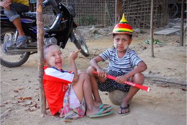 Смешные богатыри в бирманской деревне. Мьянма