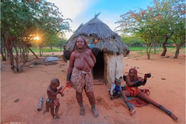 Утро в деревне племени Химба