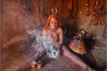 В племени Химба не моются, а окуривают себя дымом