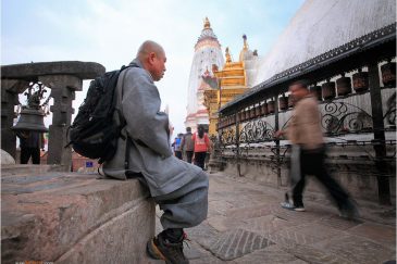 Китайский монах возле ступы Сваямбунатх