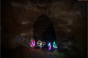 Баловство со светом в пещере Сидха Гуфа возле Бандипура
