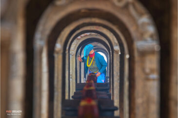 Паломница в индуистском храмовом комплексе Пашупатинатх на окраине Катманду